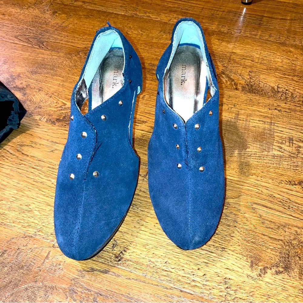 7-8 inch heels. Hardly worn. Navy blue